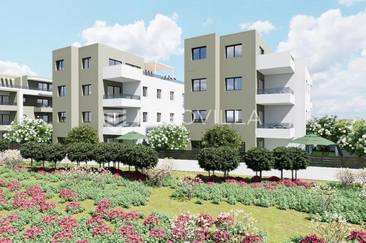 Trogir, dvosoban stan na drugom katu s balkonom i parkirnim mjestom