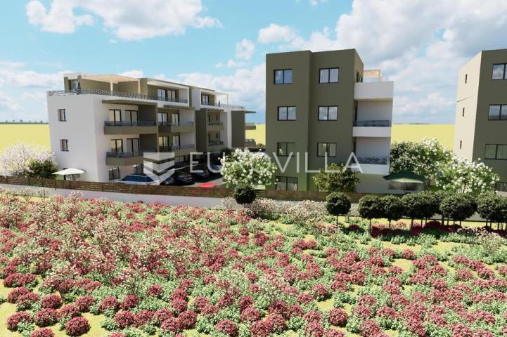 Trogir, dvosoban stan u prizemlju s vrtom i parkirnim mjestom
