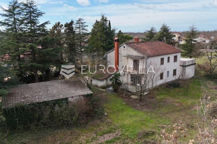 Istra, Poreč, Idealna nekretnina za život ili najam: dvije jedinice, garaža i velika parcela