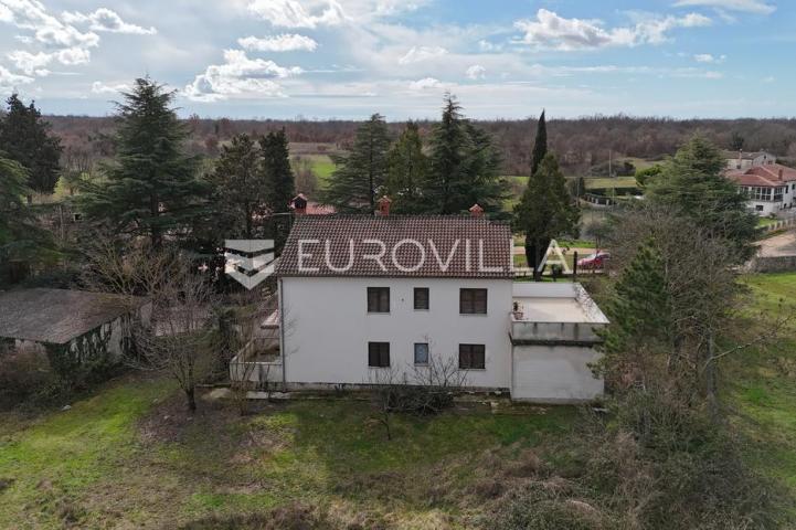 Istra, Poreč, Idealna nekretnina za život ili najam: dvije jedinice, garaža i velika parcela
