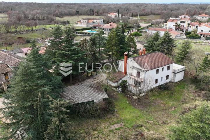 Istra, Poreč, Idealna nekretnina za život ili najam: dvije jedinice, garaža i velika parcela