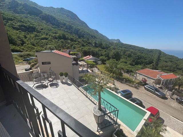 Prodaja luksuzne vile sa bazenom 257m2 i panoramskim pogledom na more– Kuljače, Budva