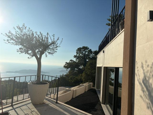 Prodaja luksuzne vile sa bazenom 257m2 i panoramskim pogledom na more– Kuljače, Budva