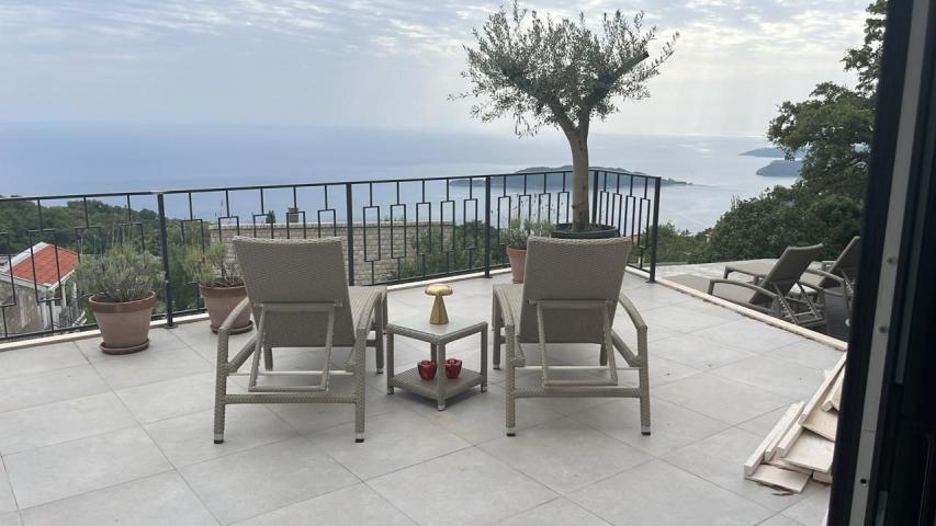 Prodaja luksuzne vile sa bazenom 257m2 i panoramskim pogledom na more– Kuljače, Budva