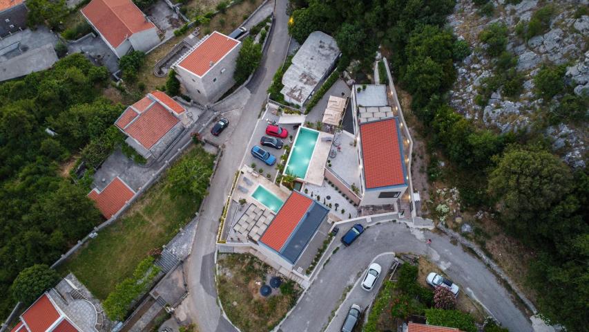 Prodaja luksuzne vile sa bazenom 257m2 i panoramskim pogledom na more– Kuljače, Budva