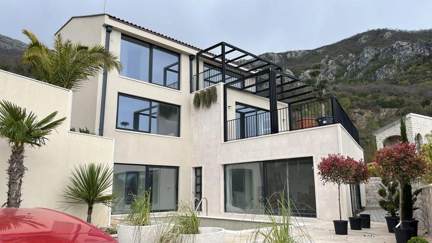 Prodaja luksuzne vile sa bazenom 257m2 i panoramskim pogledom na more– Kuljače, Budva