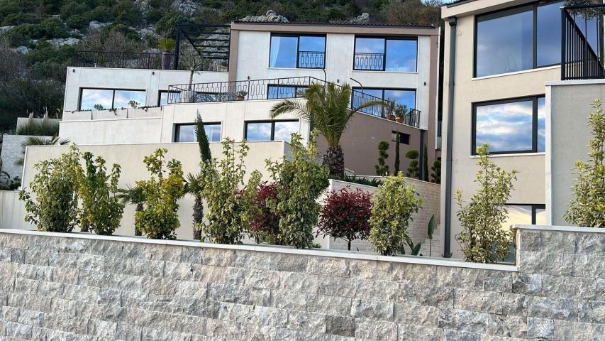Prodaja luksuzne vile sa bazenom 257m2 i panoramskim pogledom na more– Kuljače, Budva