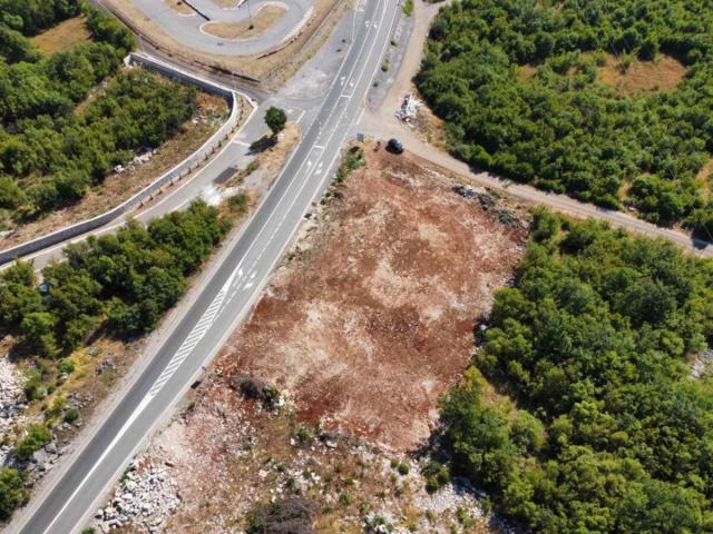 Prodaje se plac – odlična lokacija pored magistrale kod Barutane