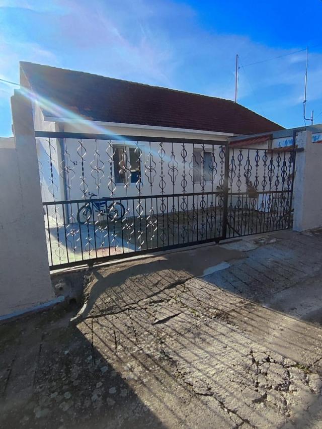 Dvojna Kuća sa dvorištem na prodaju u Baru (Polje)