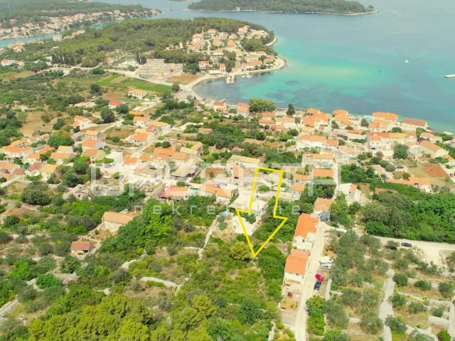 Građevinsko zemljište u Lumbardi s pogledom na more i blizinom plaža
