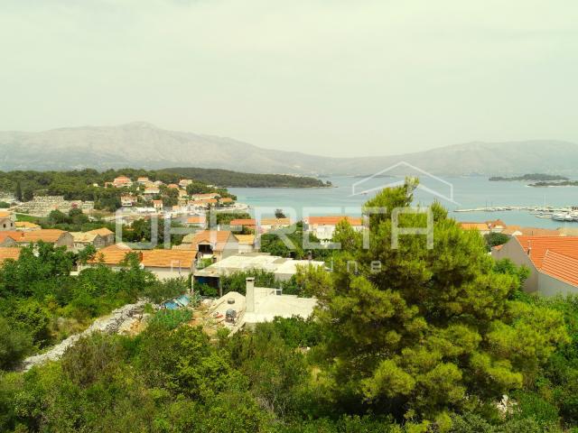 Građevinsko zemljište u Lumbardi s pogledom na more i blizinom plaža