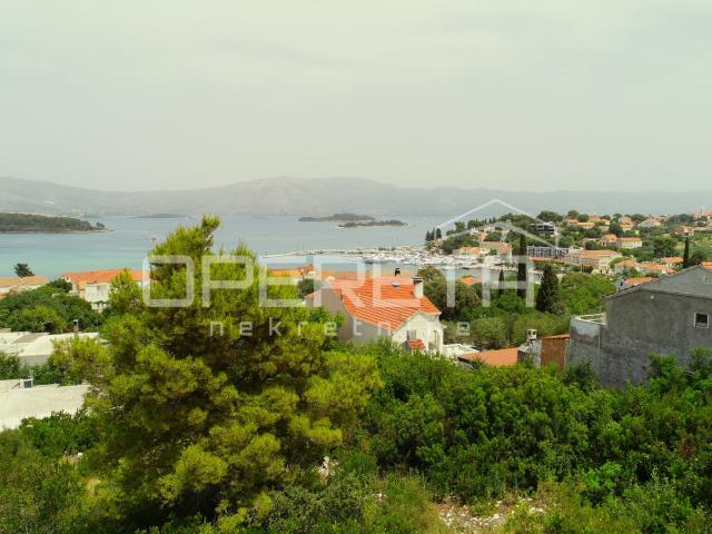 Građevinsko zemljište u Lumbardi s pogledom na more i blizinom plaža