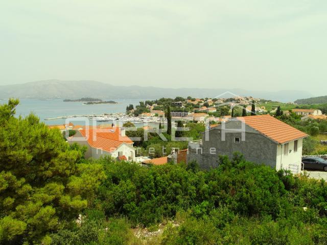 Građevinsko zemljište u Lumbardi s pogledom na more i blizinom plaža