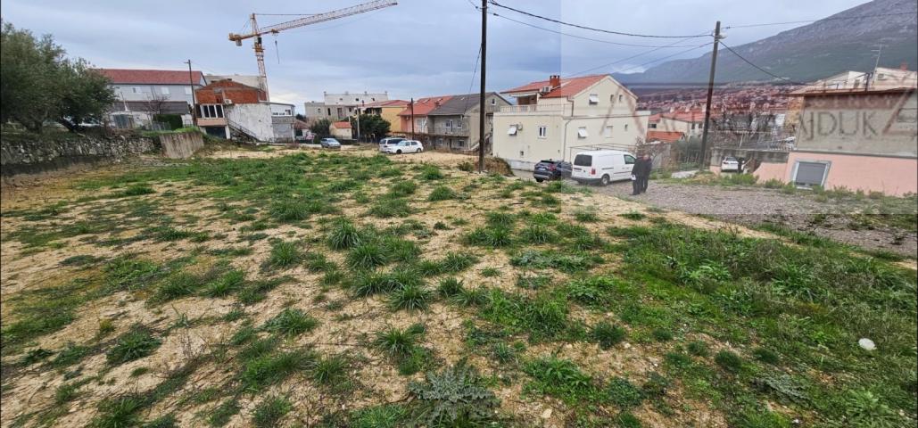 Solin najam građevinskog zemljišta 900 m2 + mogućnost gradnje