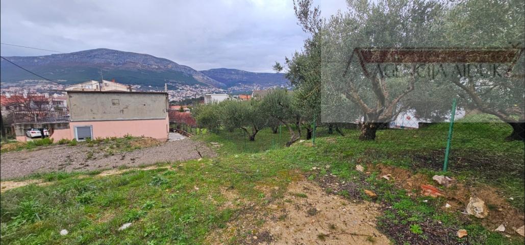 Solin najam građevinskog zemljišta 900 m2 + mogućnost gradnje