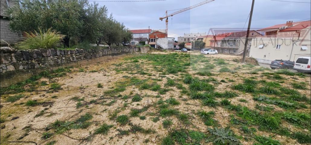 Solin najam građevinskog zemljišta 900 m2 + mogućnost gradnje