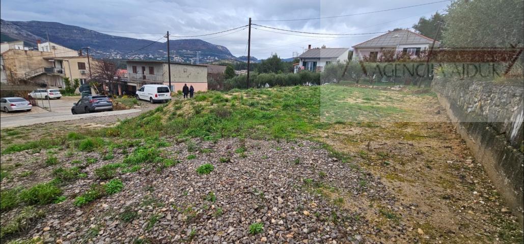 Solin najam građevinskog zemljišta 900 m2 + mogućnost gradnje