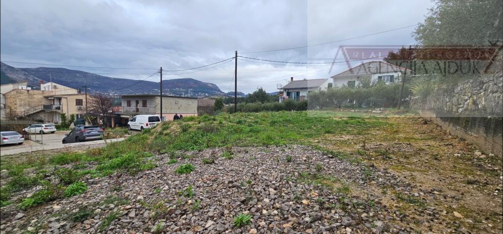 Solin najam građevinskog zemljišta 900 m2 + mogućnost gradnje