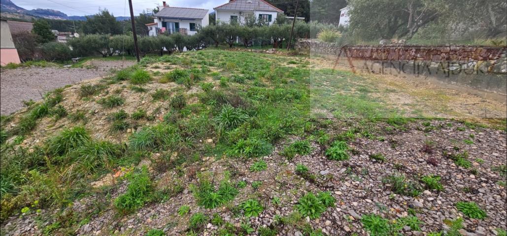 Solin najam građevinskog zemljišta 900 m2 + mogućnost gradnje