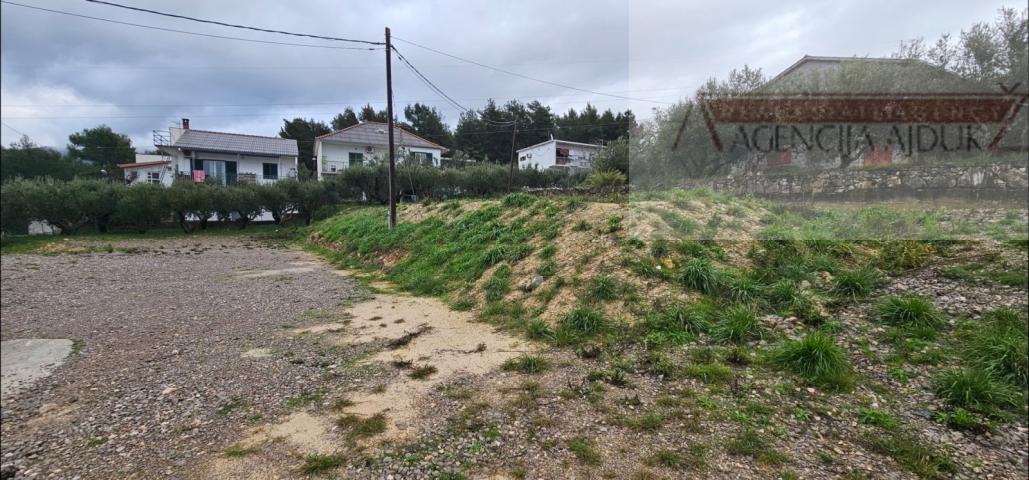 Solin najam građevinskog zemljišta 900 m2 + mogućnost gradnje