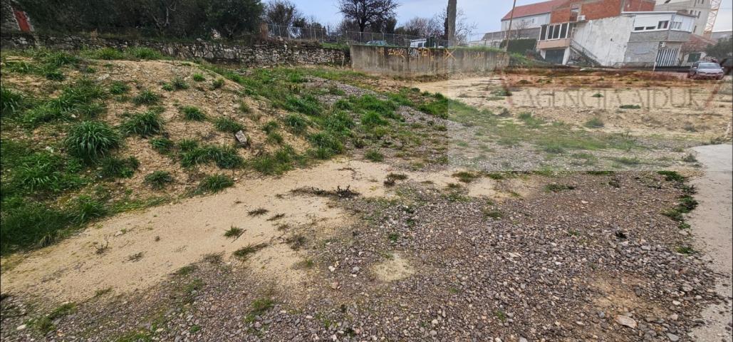 Solin najam građevinskog zemljišta 900 m2 + mogućnost gradnje