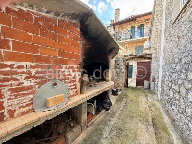 Kuća u samom centru Milne, Brač