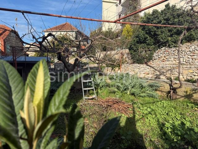 Kuća u samom centru Milne, Brač