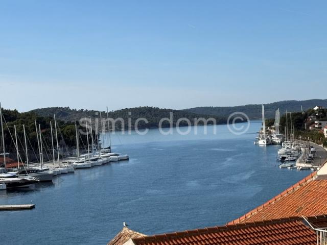 Kuća u samom centru Milne, Brač