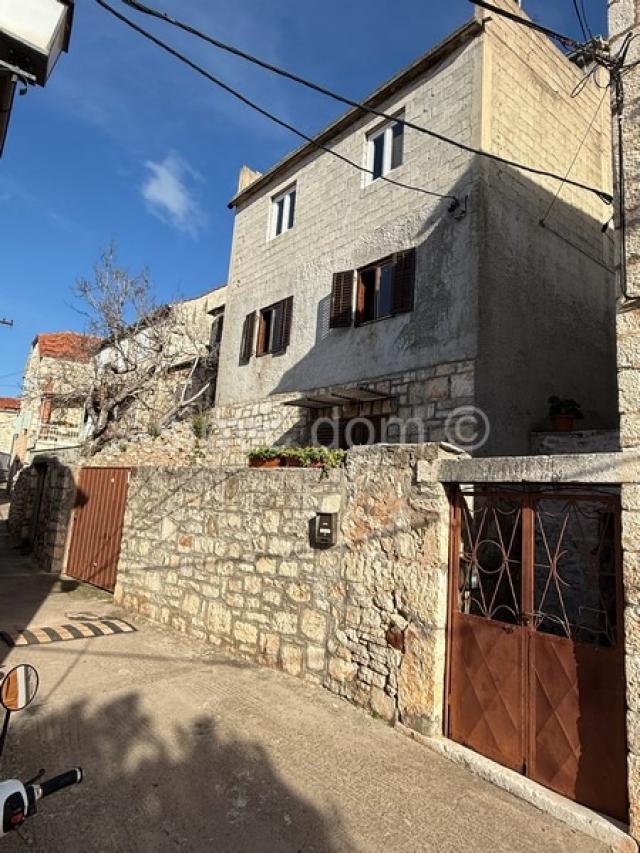 Kuća u samom centru Milne, Brač