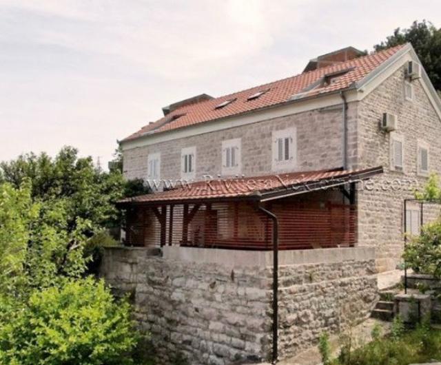 Kuca pored traekta 