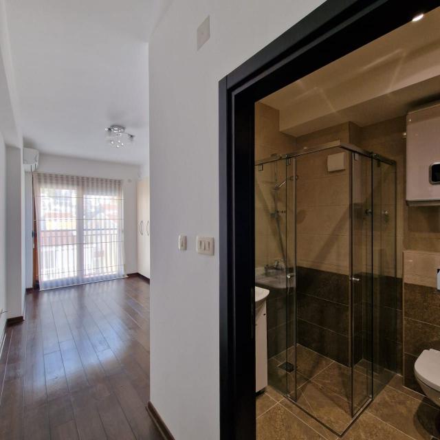Nov luksuzan trosoban stan 152m² sa 3 terase i panoramskim pogledom na more-Petrovac, Budva