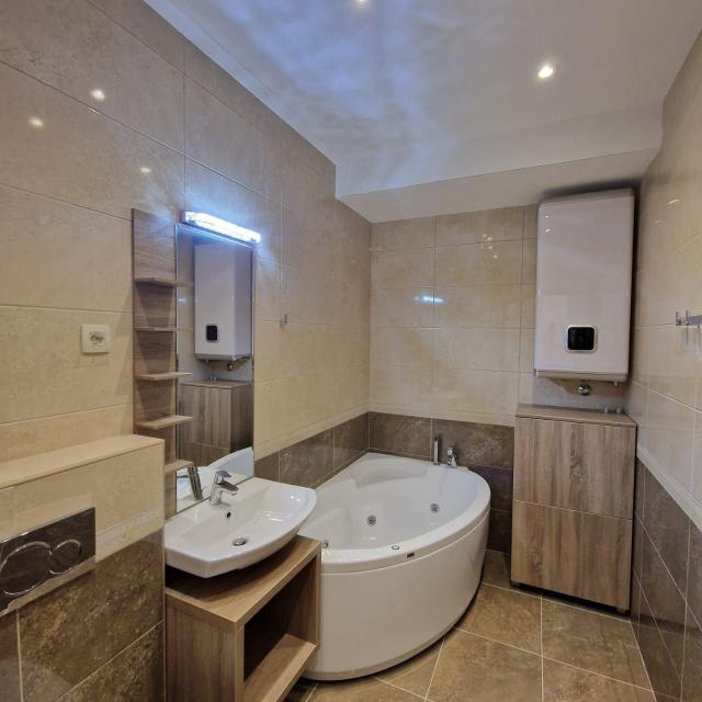 Nov luksuzan trosoban stan 152m² sa 3 terase i panoramskim pogledom na more-Petrovac, Budva