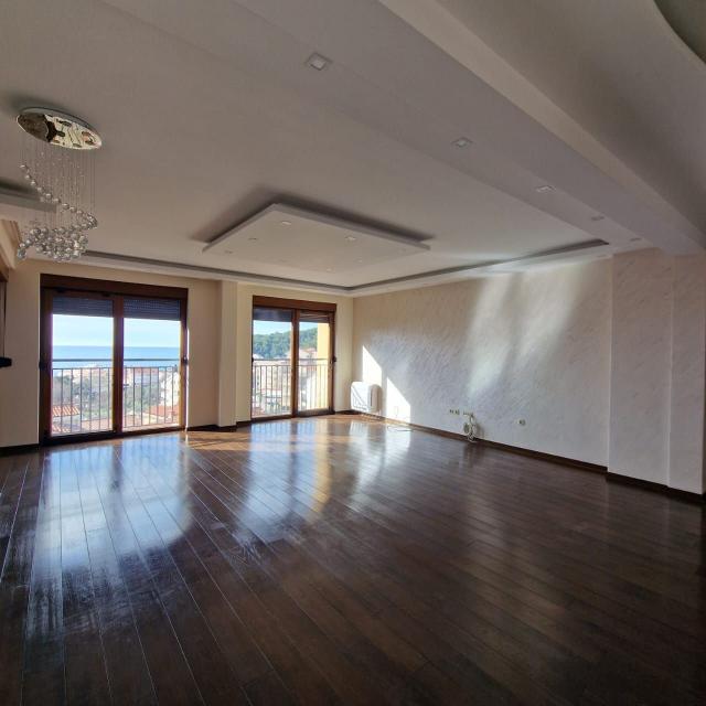Nov luksuzan trosoban stan 152m² sa 3 terase i panoramskim pogledom na more-Petrovac, Budva