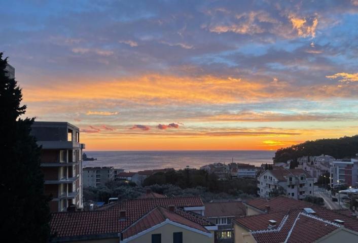 Nov luksuzan trosoban stan 152m² sa 3 terase i panoramskim pogledom na more-Petrovac, Budva