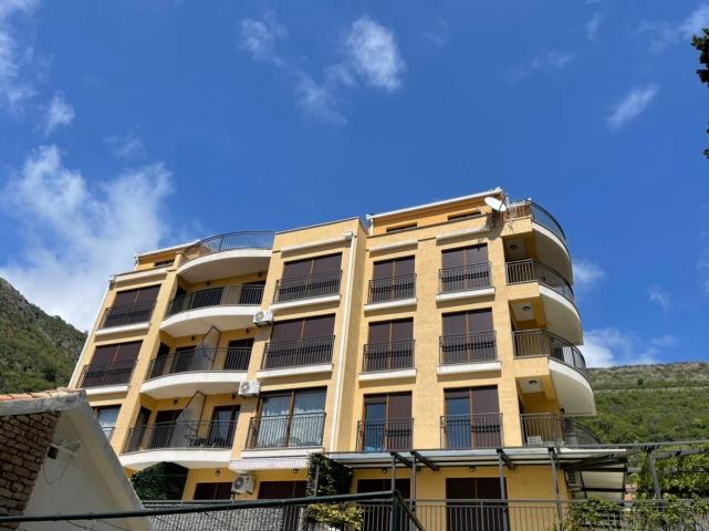 Nov luksuzan trosoban stan 152m² sa 3 terase i panoramskim pogledom na more-Petrovac, Budva