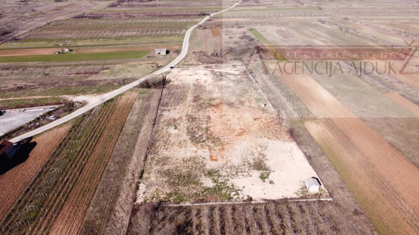 Imotski 11430 m2 građevinsko zemljište - novo u ponudi!