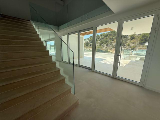 Prodaja, luksuzna villa 1. red do mora, Sevid