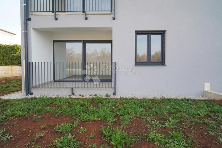POREČ - Stan u novogradnji sa vrtom i pogledom na more