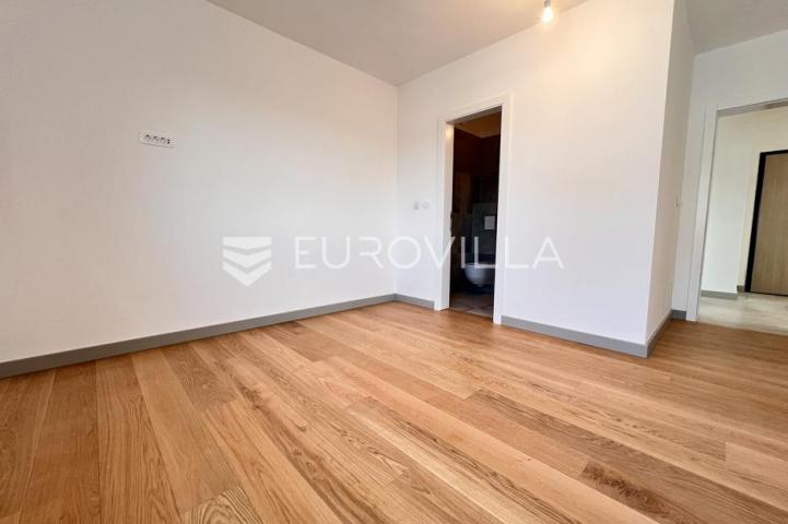 Istra, Banjole, četverosoban stan u novogradnji na prvom katu,108.36 m² s otvorenim pogledom na more