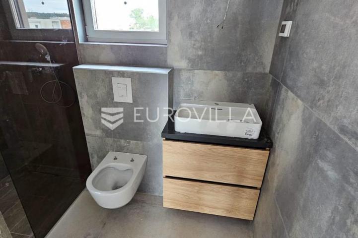 Istra, Banjole, četverosoban stan u novogradnji na prvom katu,108.36 m² s otvorenim pogledom na more