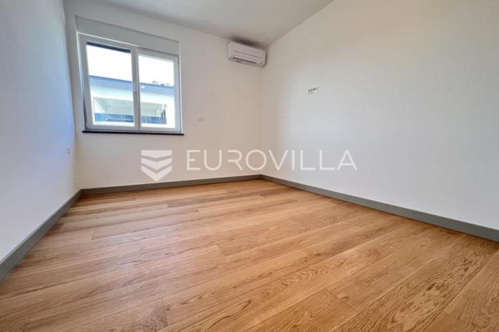 Istra, Banjole, četverosoban stan u novogradnji na prvom katu,108.36 m² s otvorenim pogledom na more