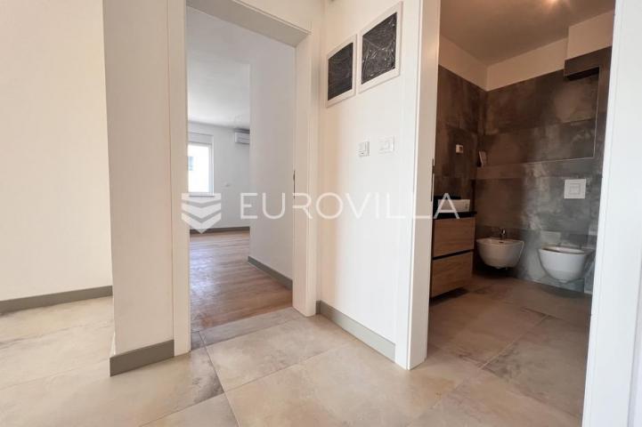 Istra, Banjole, četverosoban stan u novogradnji na prvom katu,108.36 m² s otvorenim pogledom na more