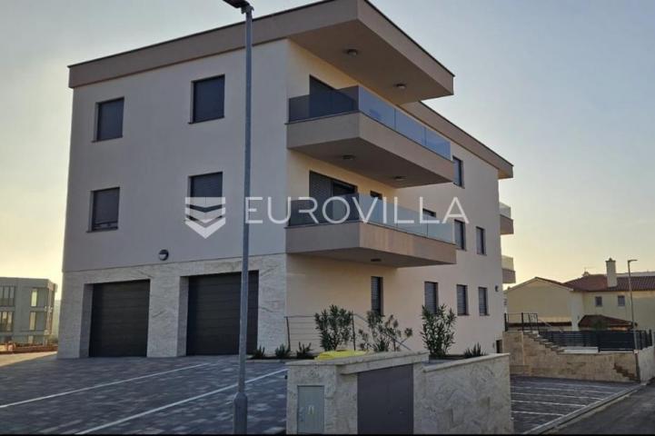 Istra, Banjole, četverosoban stan u novogradnji na prvom katu,108.36 m² s otvorenim pogledom na more