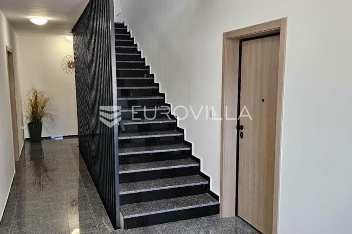 Istra, Banjole, četverosoban stan u novogradnji na prvom katu,108.36 m² s otvorenim pogledom na more