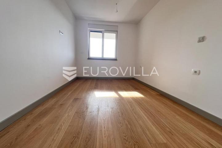 Istra, Banjole, četverosoban stan u novogradnji na prvom katu,108.36 m² s otvorenim pogledom na more