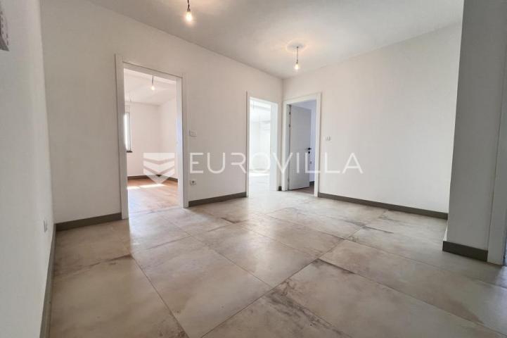Istra, Banjole, četverosoban stan u novogradnji na prvom katu,108.36 m² s otvorenim pogledom na more