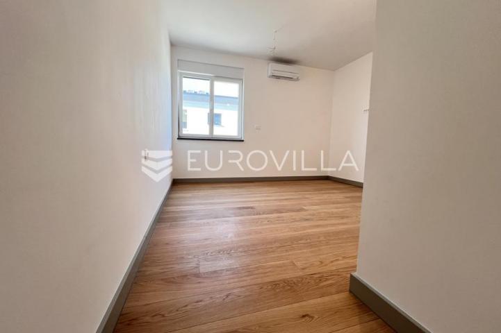 Istra, Banjole, četverosoban stan u novogradnji na prvom katu,108.36 m² s otvorenim pogledom na more
