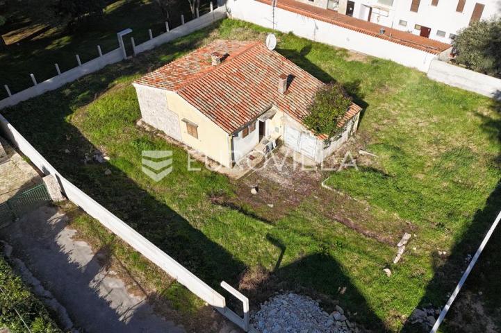 Istra, Poreč, Ekskluzivno zemljište prvi red do mora s direktnim izlazom na plažu