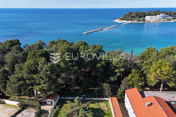 Istra, Poreč, Ekskluzivno zemljište prvi red do mora s direktnim izlazom na plažu