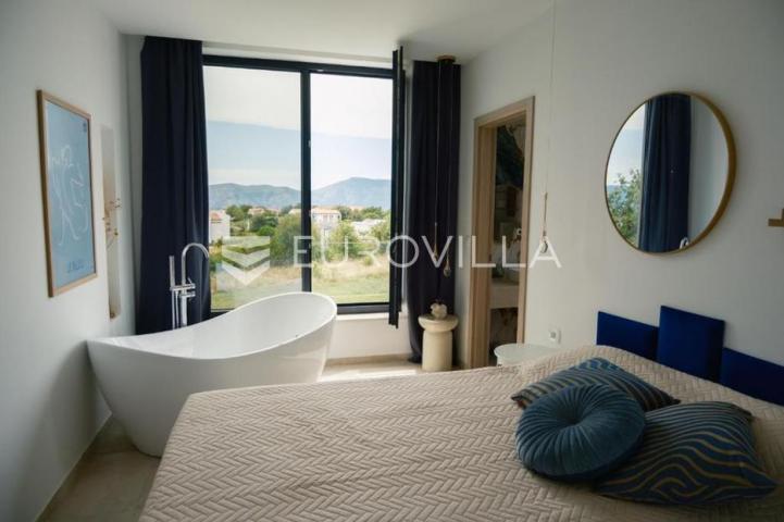 Krk, Linardići, luksuzna vila s bazenom i saunom, novogradnja, 200 m², okućnica 450 m²